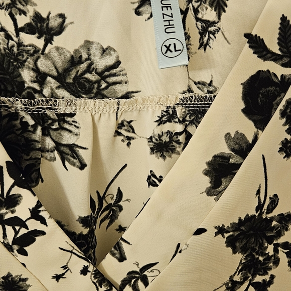 Cream and black flowered blouse shirt top by QUEZHU. Size XL. - Picture 2 of 3